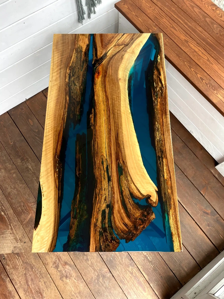 ława z orzecha włoskiego z niebieską transparentną żywicą na metalowych nogach