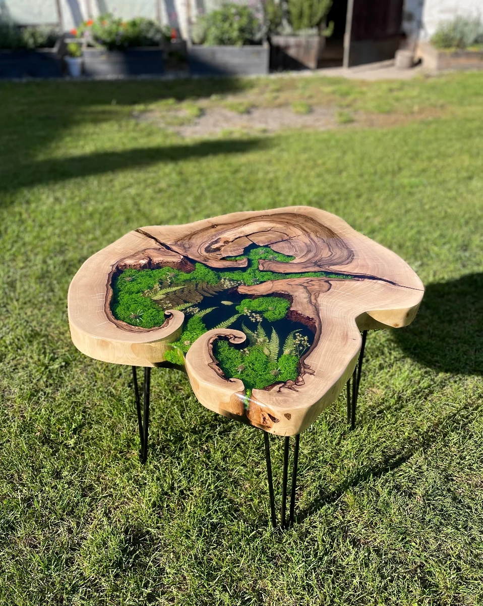 stolik kawowy z motywem roślinnym uwieczionym w żywicy w plastrze dębu