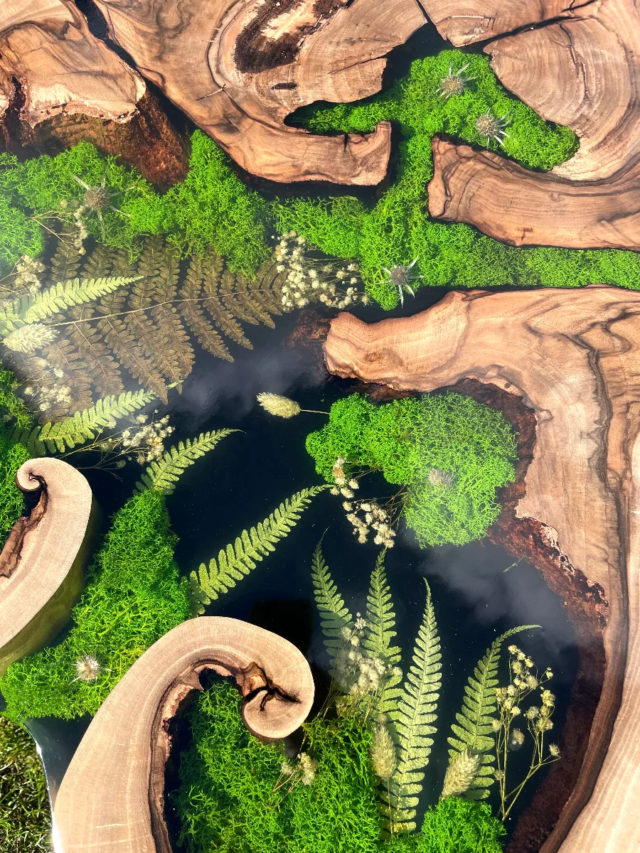 zbliżenie na motyw roślinny w stoliku kawowym z plastra orzecha