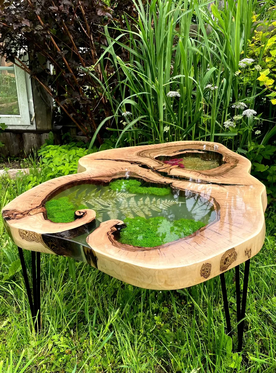 stolik kawowy z orzecha włoskiego z dwoma motywami roślinnymi w żywicy