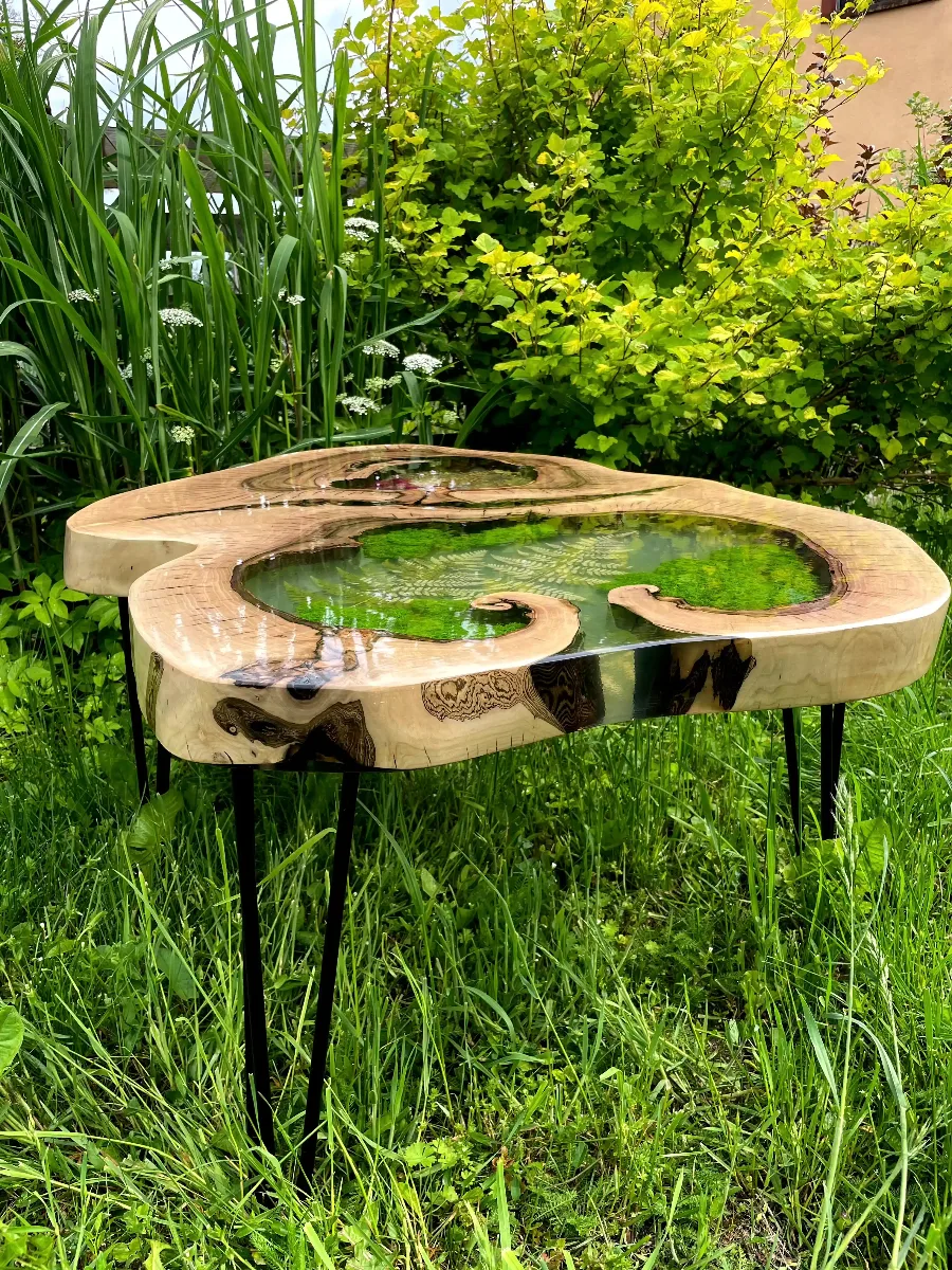 stolik kawowy z plastra orzecha włoskiego z dwoma motywami roślinnymi w żywicy epoksydowej