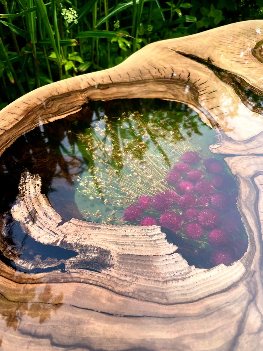 stolik kawowy z plastra orzecha włoskiego z dwoma motywami roślinnymi w żywicy