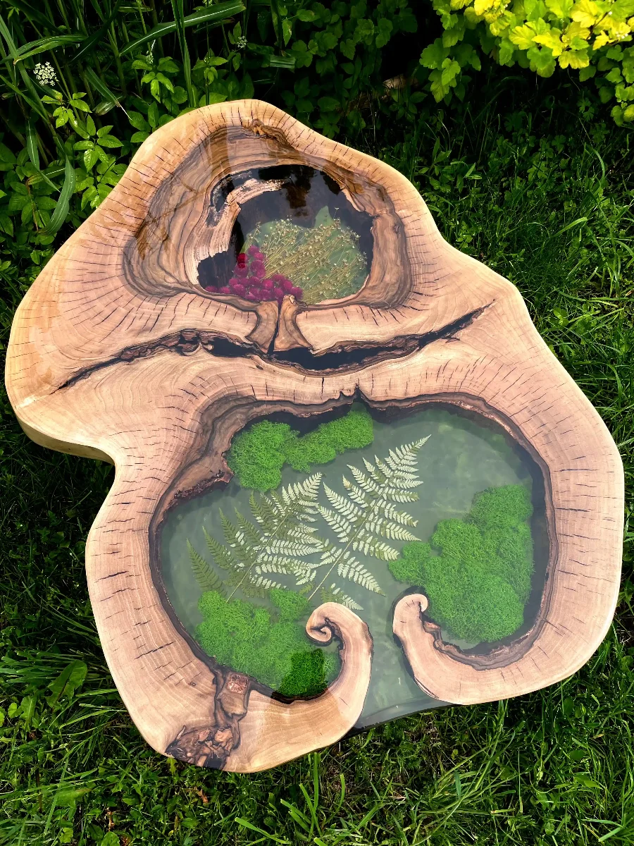 stolik z plastra orzecha włoskiego z dwoma motywami roślinnymi w żywicy