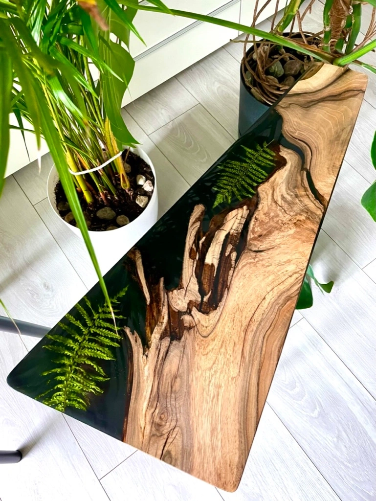 stolik kawowy z drewna orzecha włoskiego w połączeniu z żywicą epoksydową i paprocią