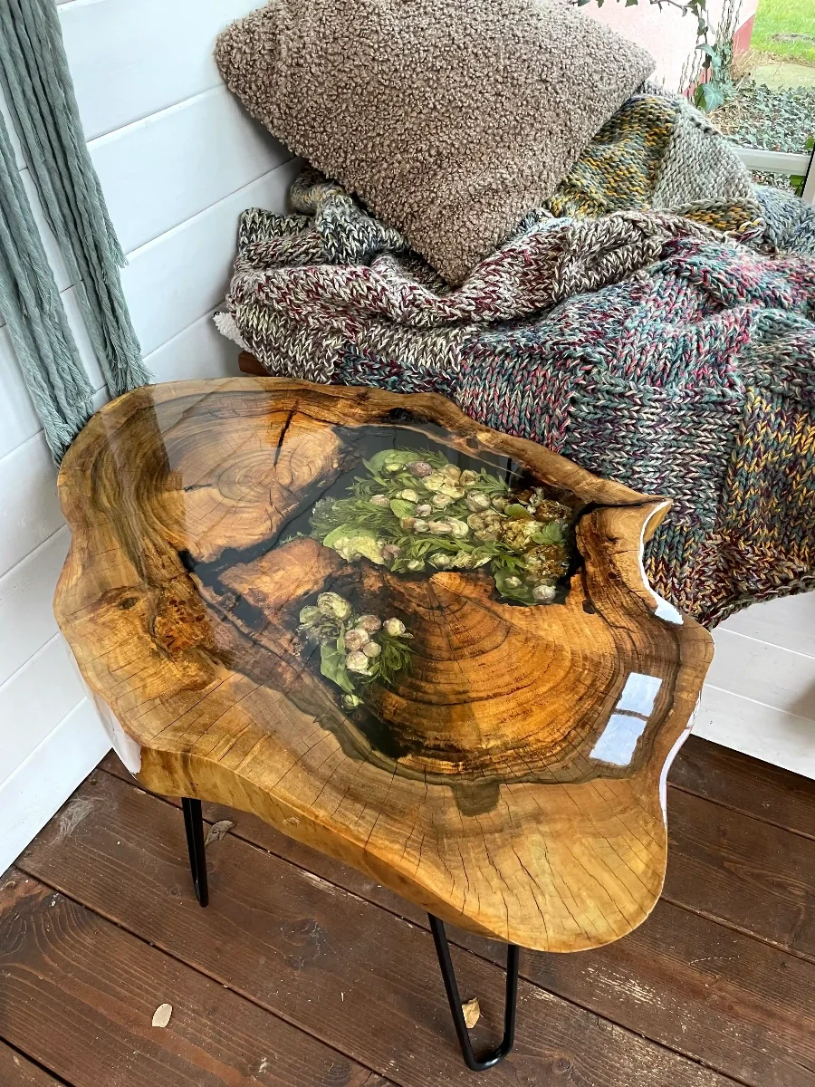 stolik kawowy z orzecha włoskiego z bukietem ślubnym zatopionym w żywicy epoksydowej na metalowych nóżkach zabezpieczony lakierem w połysku