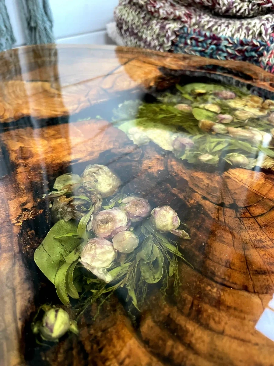 stolik kawowy z plastra orzecha włoskiego z bukietem ślubnym zatopionym w żywicy epoksydowej na metalowych nóżkach zabezpieczony lakierem