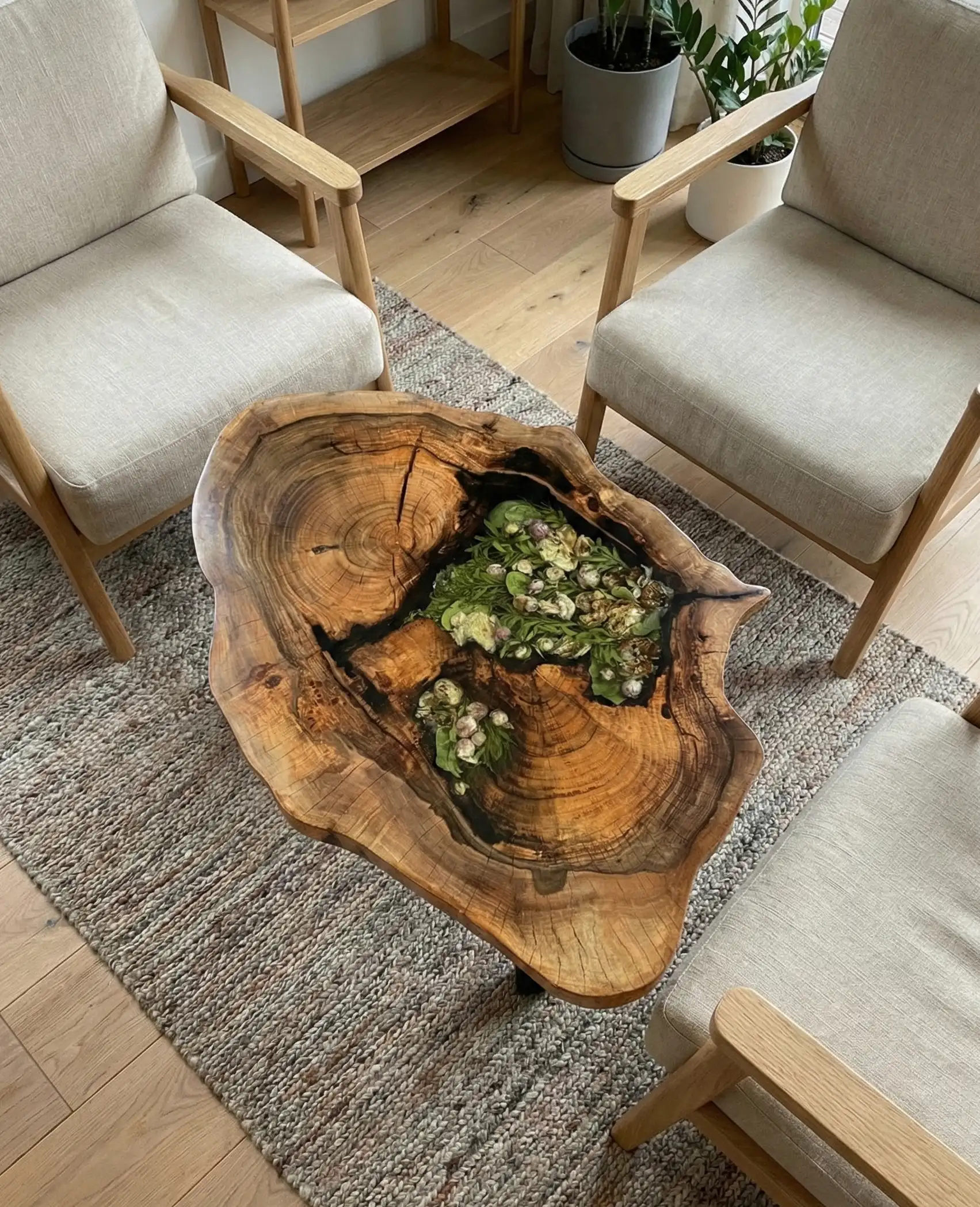 stolik kawowy z plastra orzecha włoskiego z bukietem ślubnym zatopionym w żywicy epoksydowej na metalowych nóżkach zabezpieczony lakierem w połysku