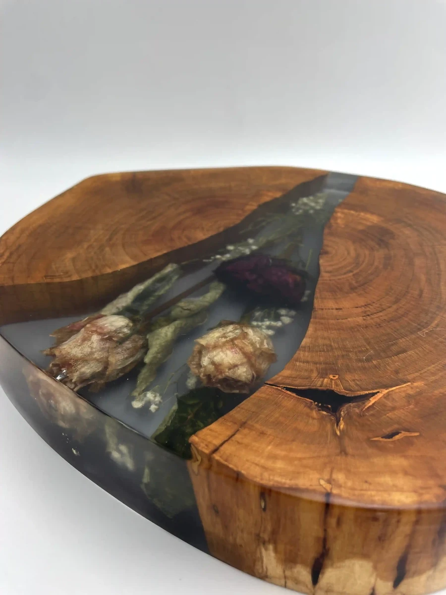 stolik kawowy wykonany z drewna czereśni z zatopionymi w żywicy epoksydowej różami