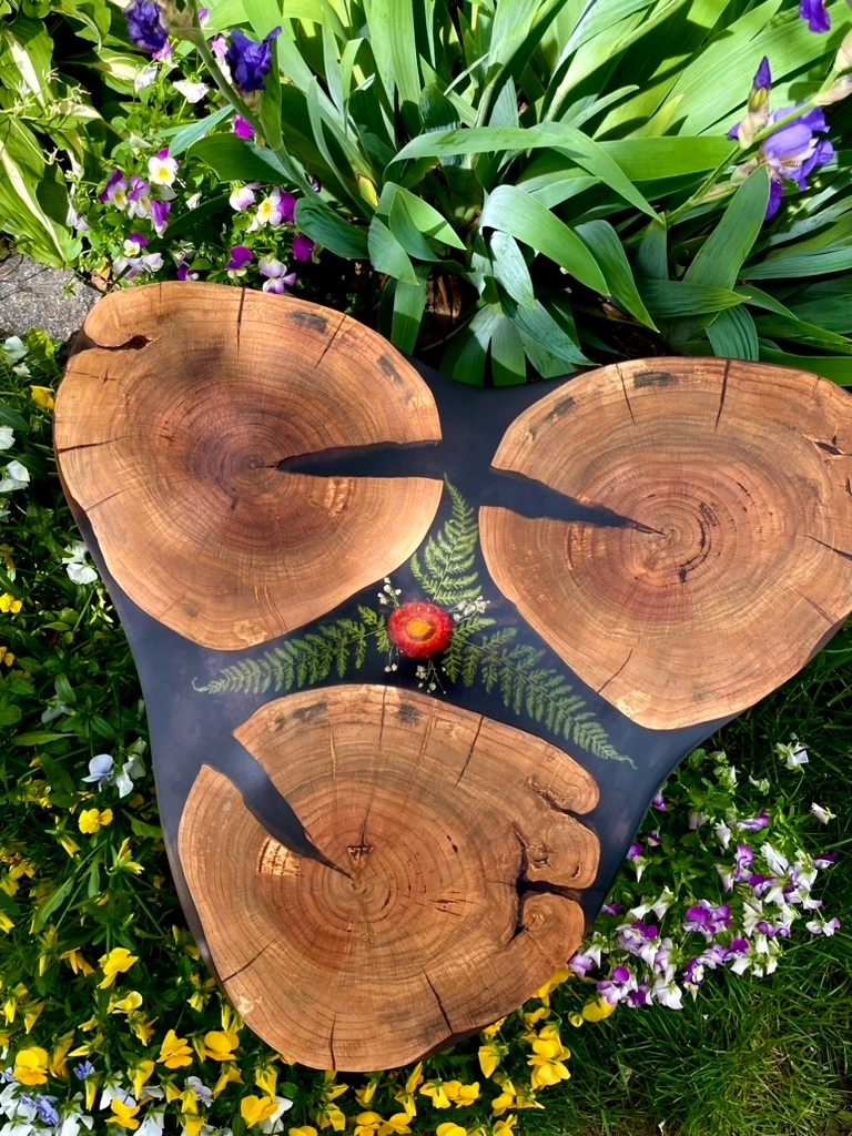 stolik kawowy z trzech plastrów drzewa jabłoni z żywicą epoksydową paprocią i suchotnikiem