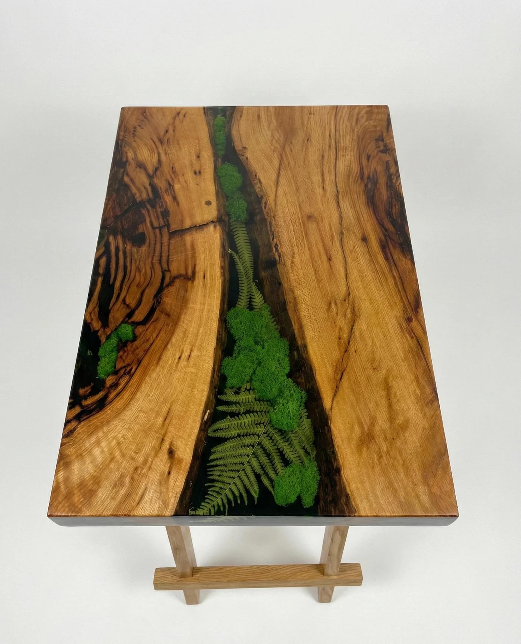 stolik kawowy z drewna i żywicy na składanym stelażu dębowym