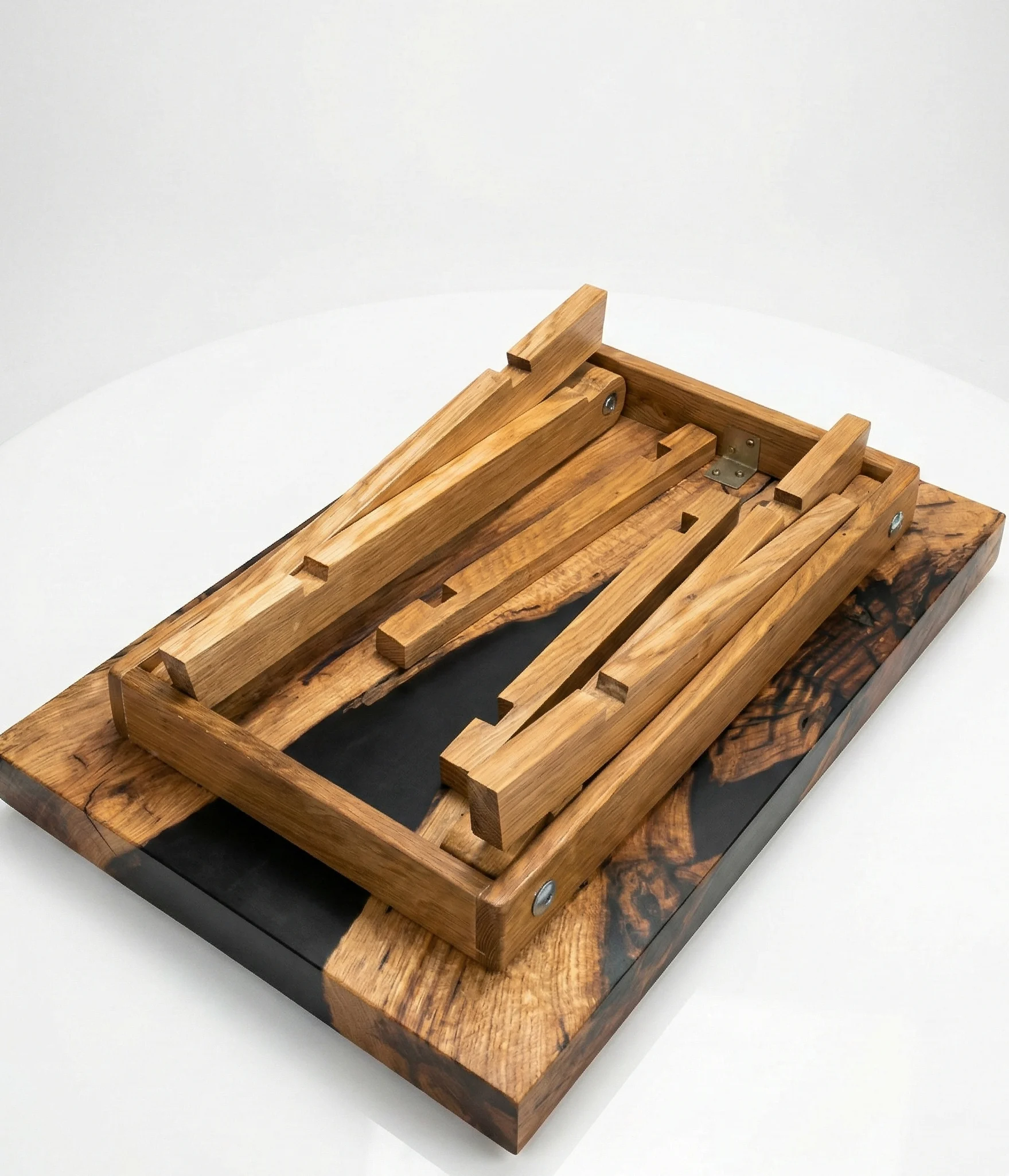 stolik kawowy ze składanymi nogami oraz rzeką żywicy z paprocią i mnchem