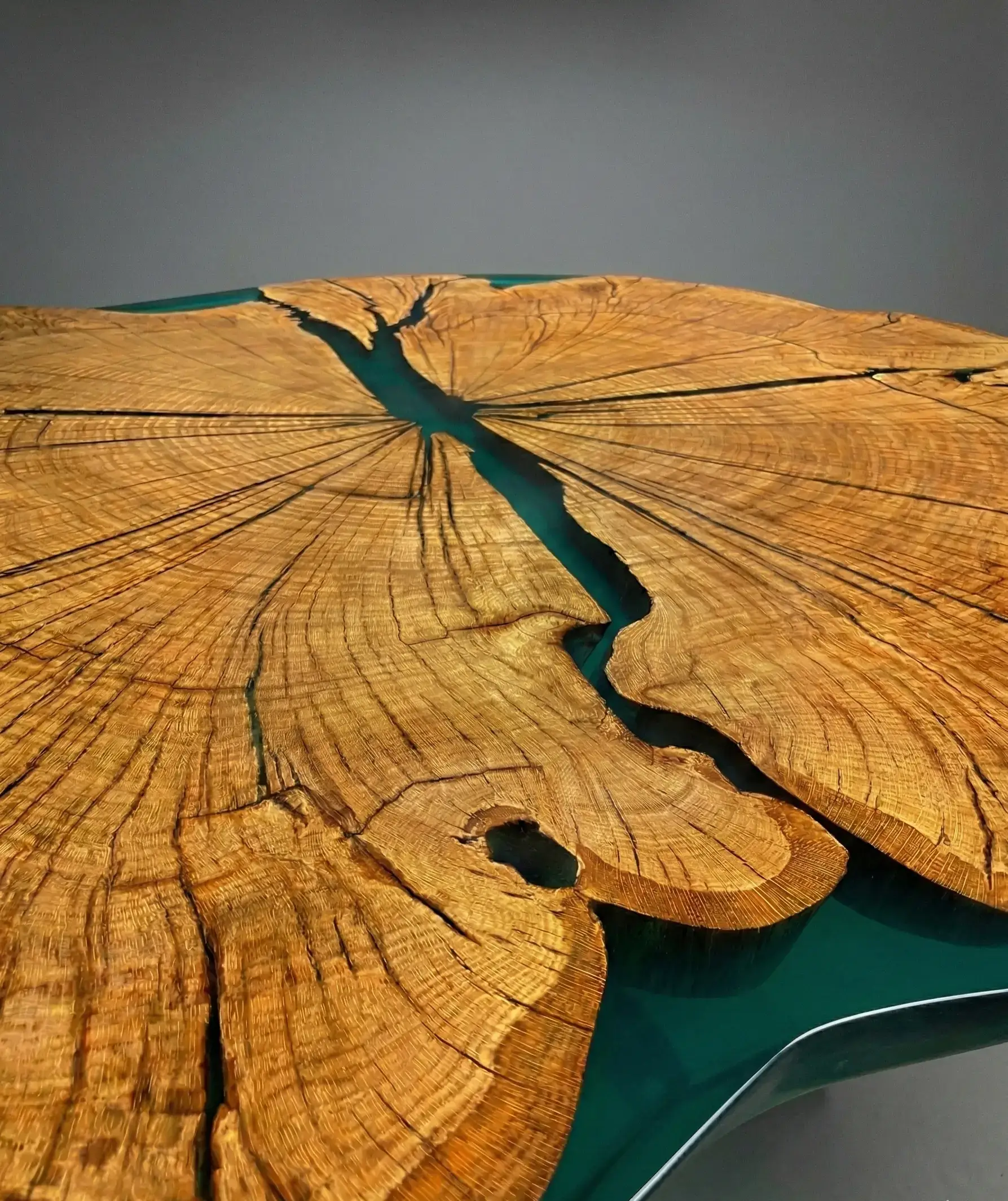 stół jadalniany z ogromnego plastra dębu z zieloną żywicą epoksydową na metalowych nogach zabezpieczony lakierem w połysku