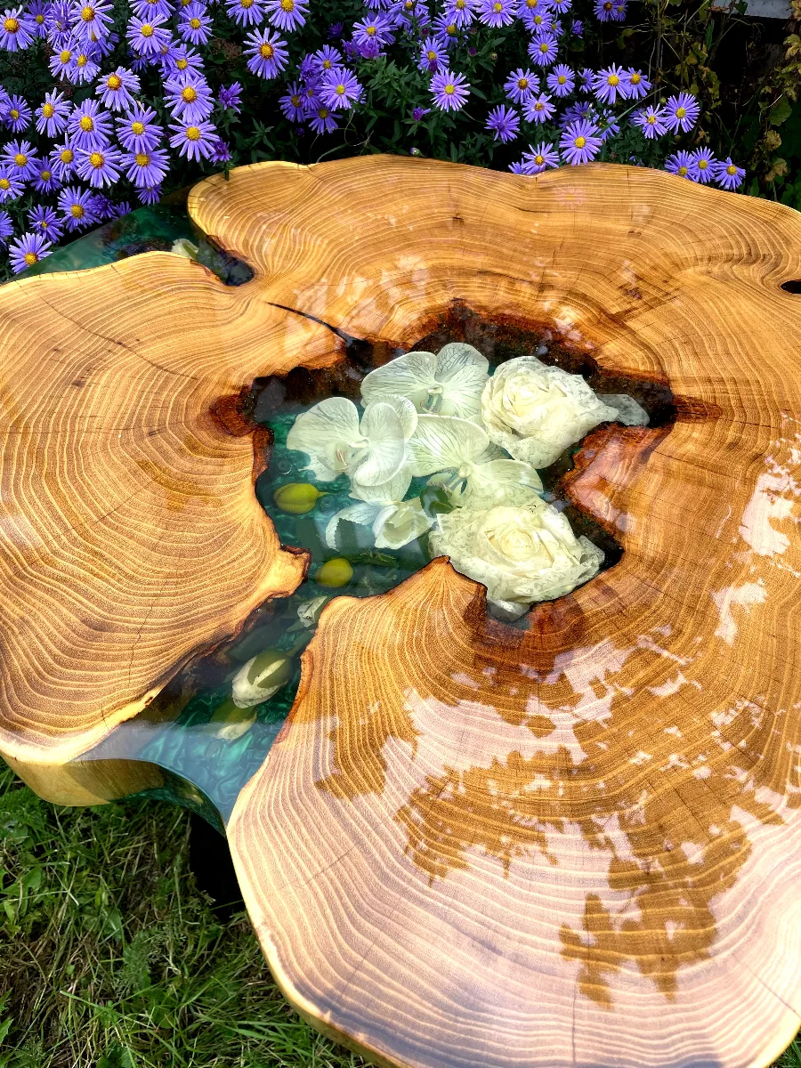 ślubny stolik kawowy z akacji z kwiatami uwiecznionymi w żywicy