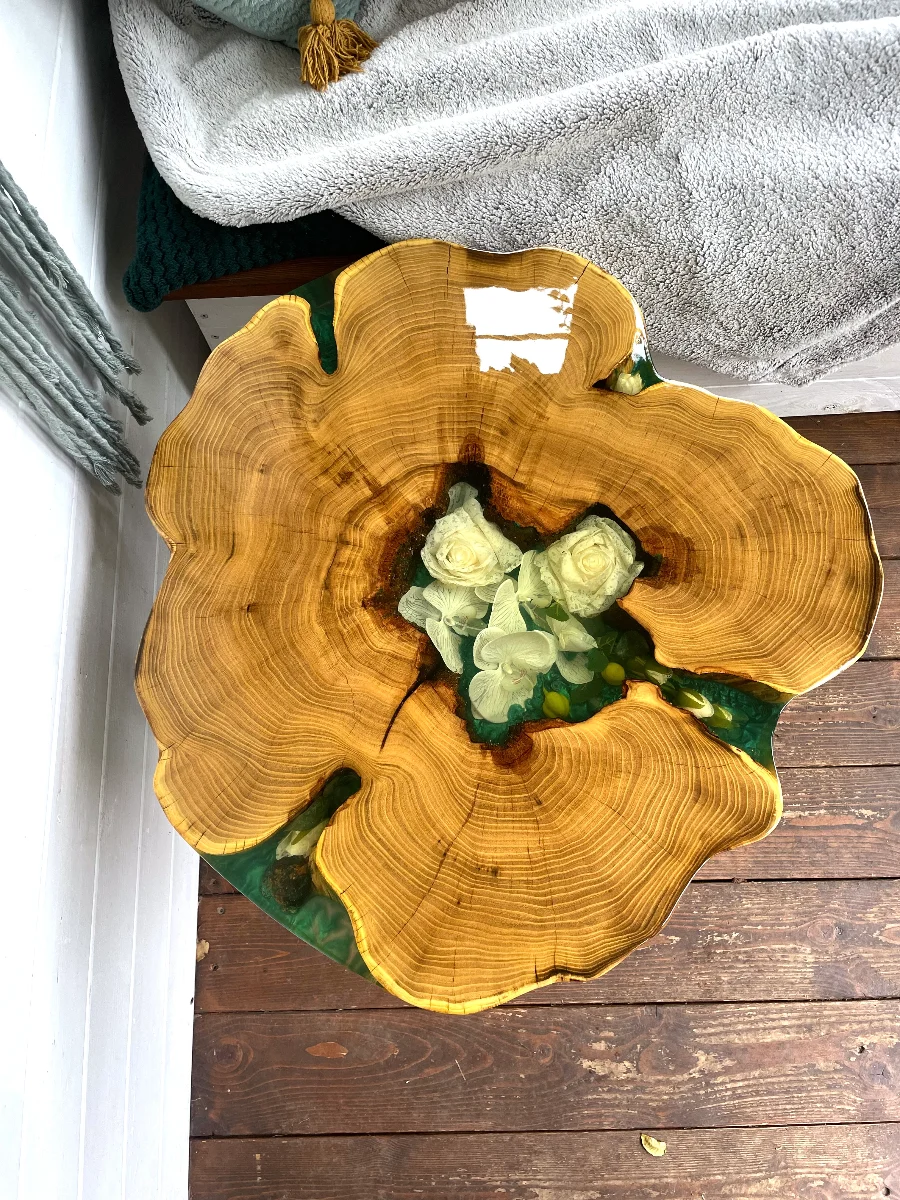 stolik kawowy z akacji z kwiatami ślubnymi w żywicy