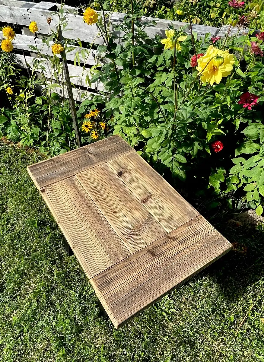 stolik kawowy ze starych świerkowych desek na metalowych nogach