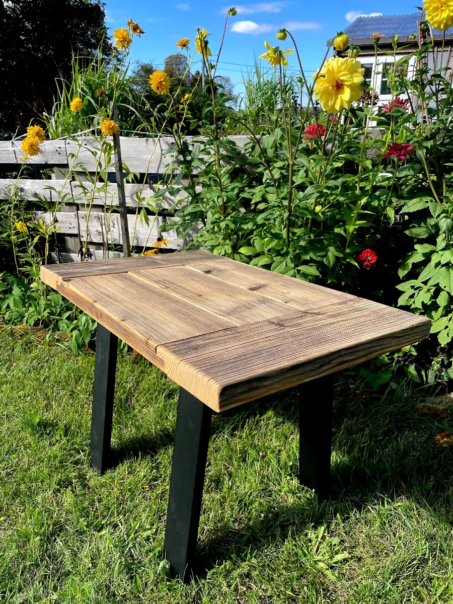 stolik kawowy ze starych świerkowych desek