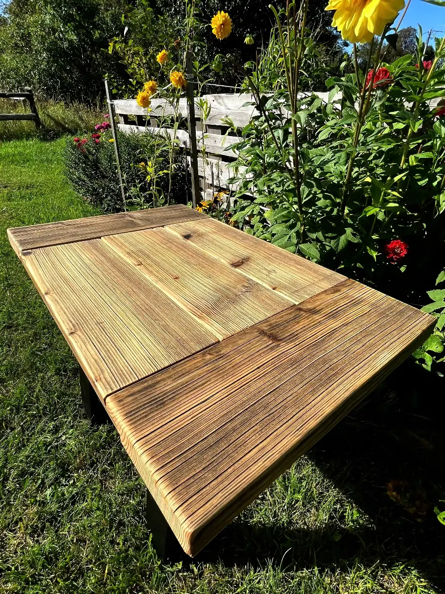 stolik kawowy ze świerkowych desek