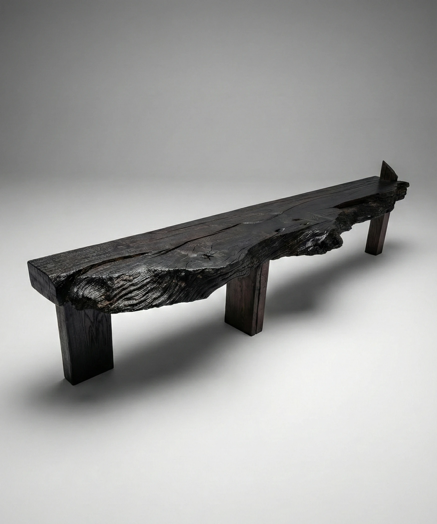 ława wykonana z drewna czarnego dębu w stylu brutalistycznym