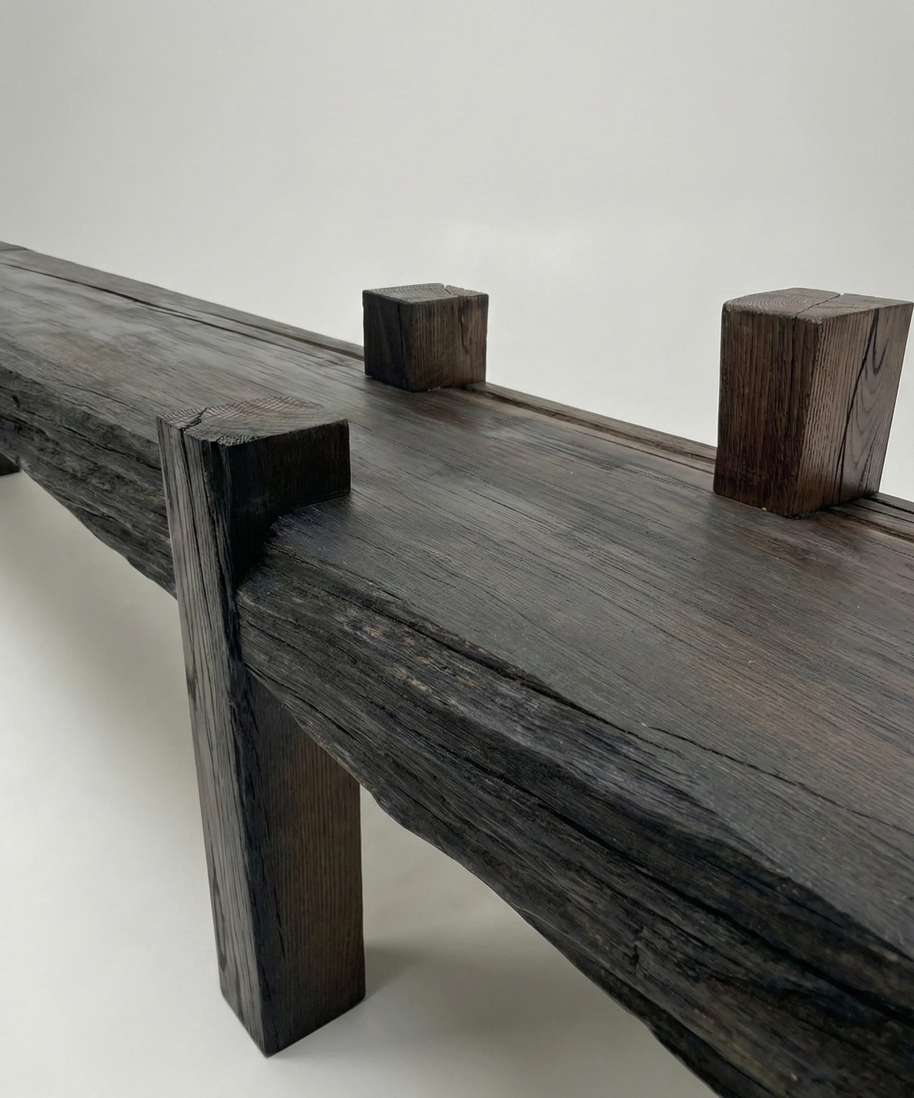 ława z drewna czarnego dębu z niestandardowymi nogami