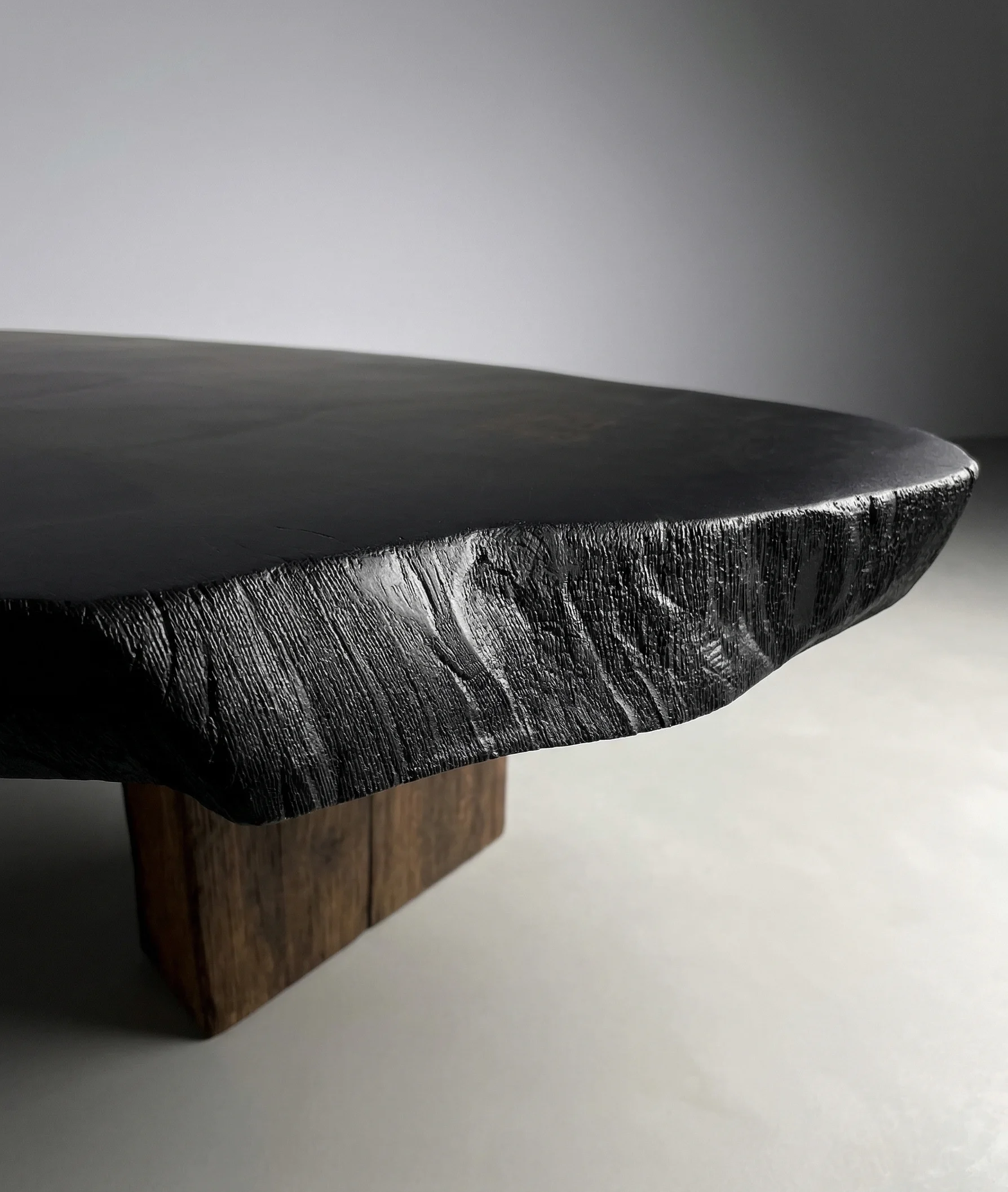 stolik kawowy z czarnego dębu - naturalna niereguralna krawędź oflis