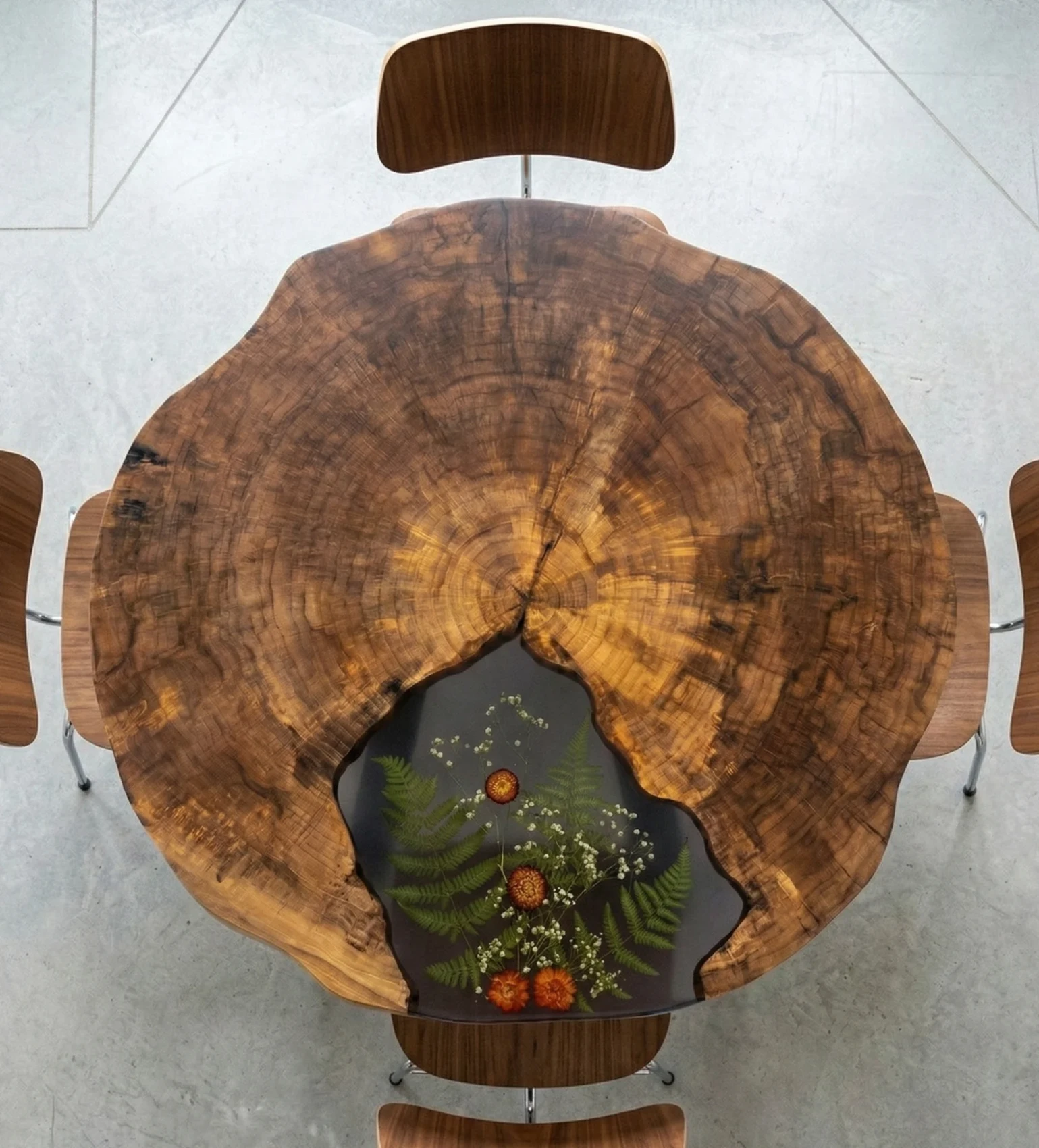 stół jadalniany z plastra topoli z roślinami zatopionymi w żywicy epoksydowej zabezpieczony olejem naturalnym na metalowych nogach