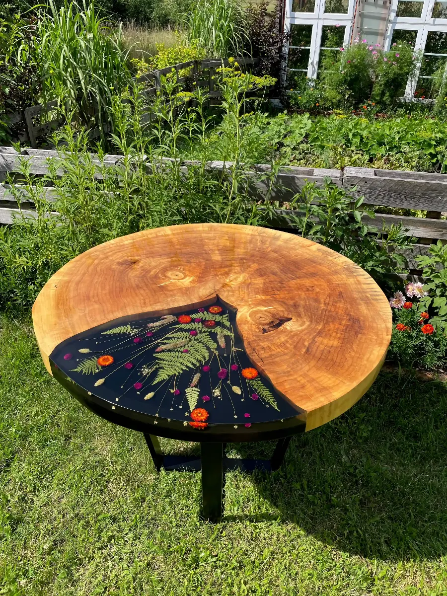 okrągły stół jadalniany z plastra topoli z motywem roślinnym zalanym w żywicy epoksydowej na metalowych nogach zabezpieczony lakierem w połysku