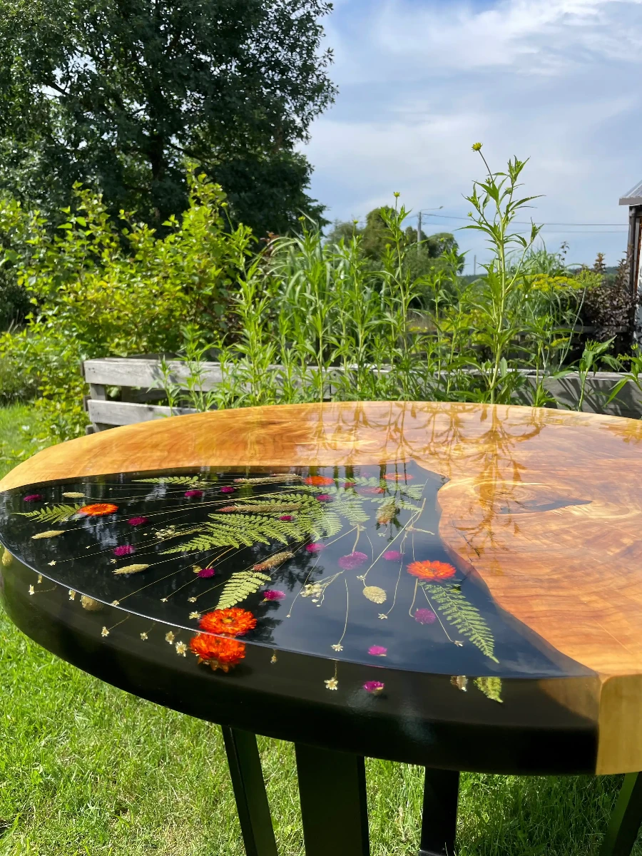 okrągły stół jadalniany z plastra topoli z motywem roślinnym zalanym w żywicy epoksydowej na metalowych nogach zabezpieczony lakierem