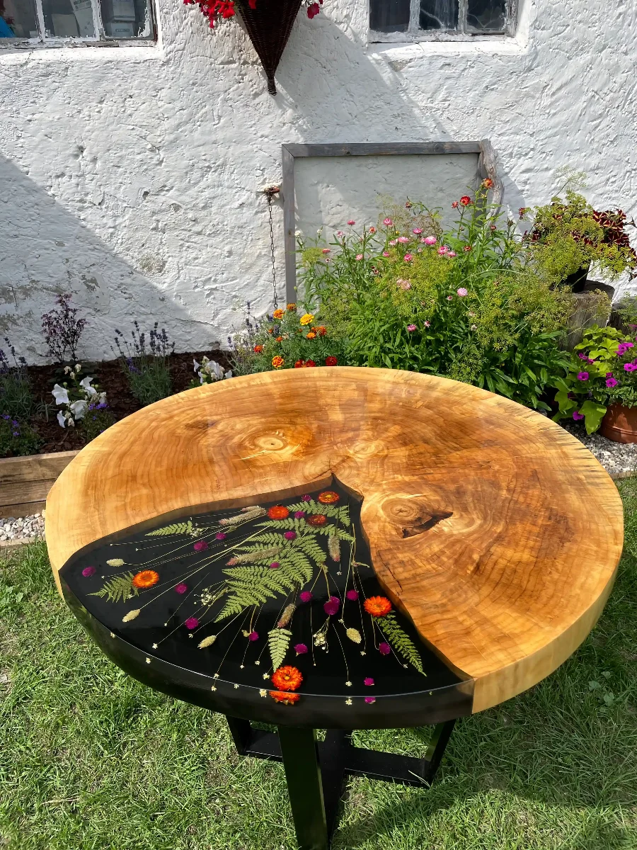 okrągły stół jadalniany z topoli z motywem roślinnym zalanym w żywicy epoksydowej na metalowych nogach zabezpieczony lakierem w połysku