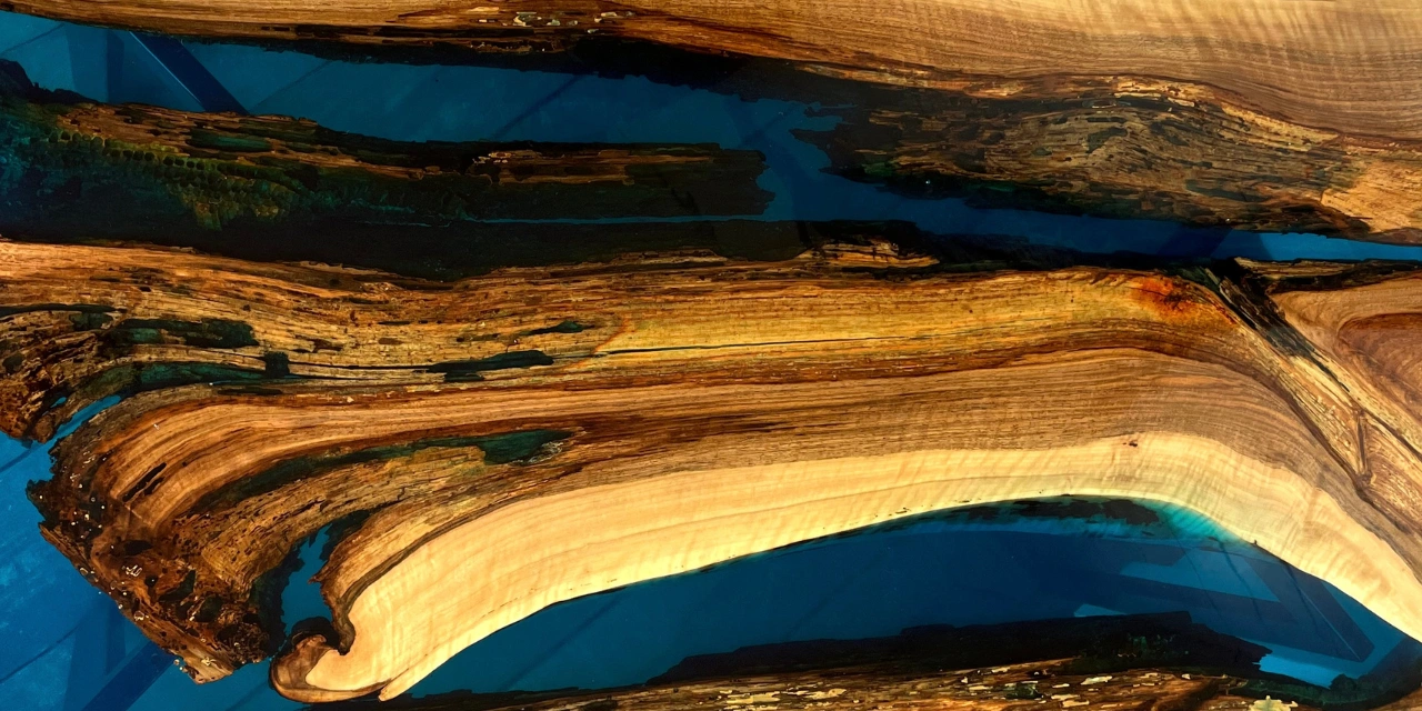 przybliżenie na stół jadalniany z orzecha włoskiego w połączeniu z niebieską żywicą