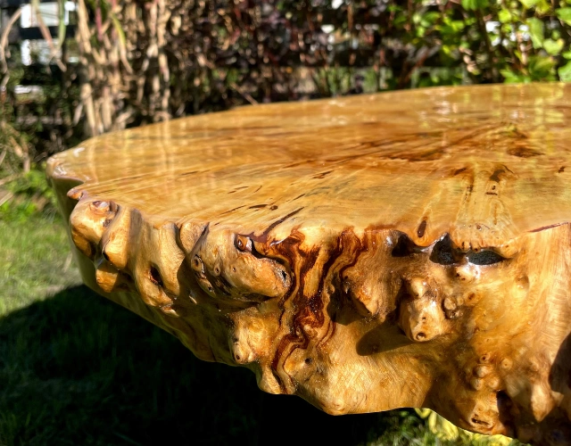 stolik kawowy z topoli z czeczotą z przybliżeniem na naturalny oflis